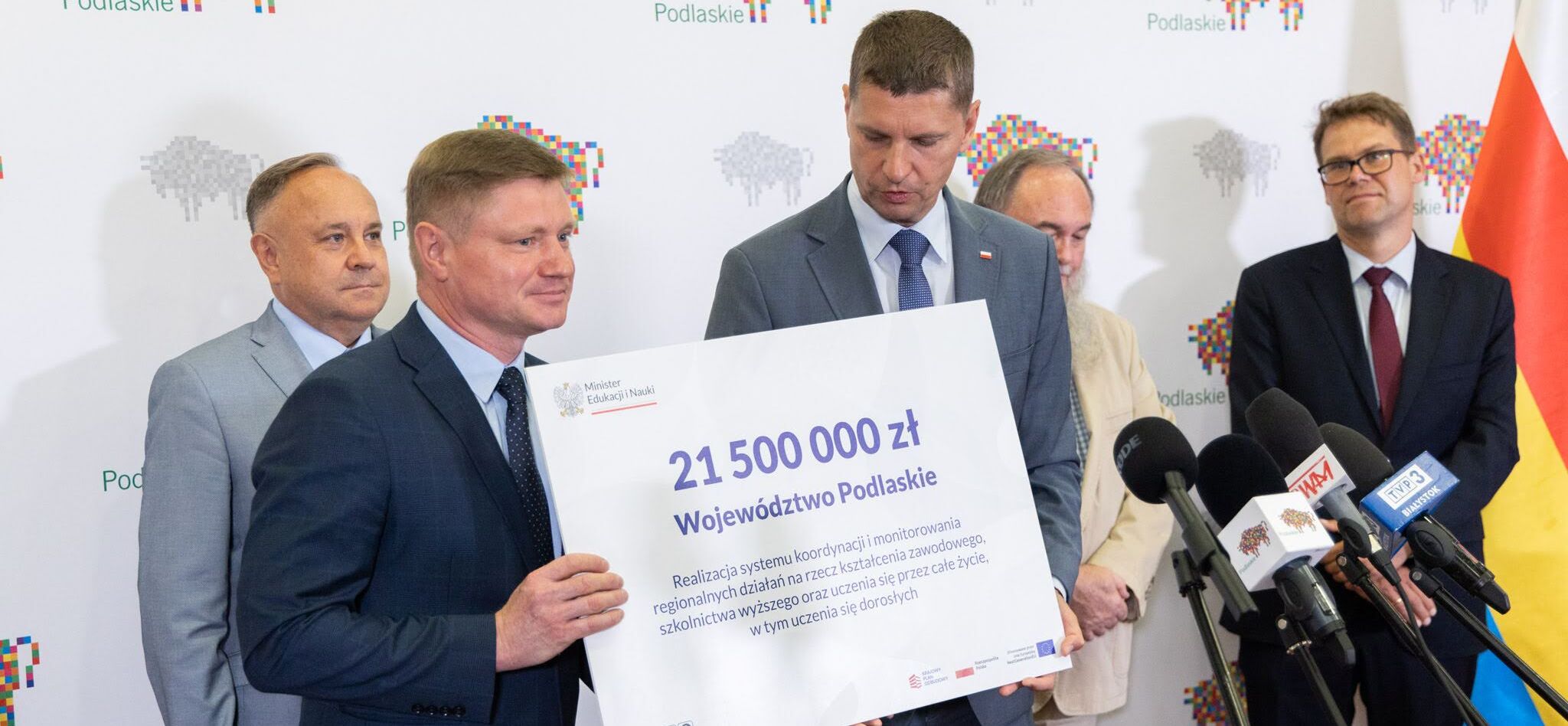 Dariusz Piontkowski i Marek Malinowski trzymają czek z dotacją