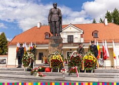 Pomnik Marszałka Józefa Piłsudskiego, przy którym leżą wieńce i stoją na baczność mundurowi