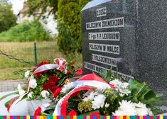 Tablica poświęcona żołnierzom I Pułku Piechoty Legionów. Przed nią leżą kwiaty ze wstęgami