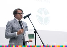Prof. Wojciech Śleszyński, dyrektor Muzeum Pamięci Sybiru przemawia z książką w dłoni