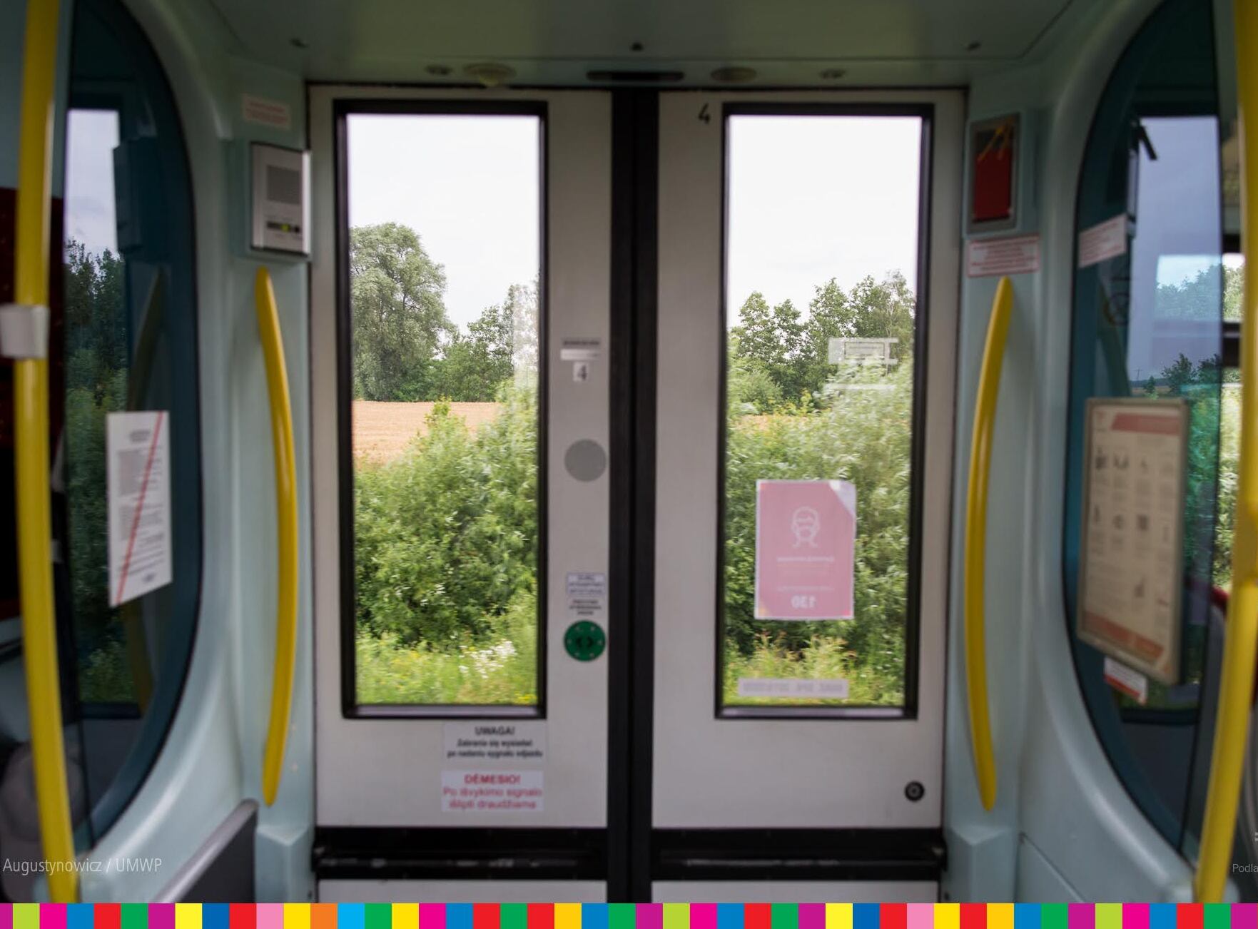 zamknięte drzwi z wnętrza pociągu