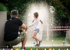 dziecko bawi się przy fontannach
