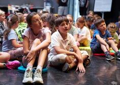 dzieci słuchają wypowiedzi Marka Malinowskiego