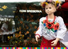 Lalka przed stoiskiem KGW Sreberka