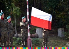 Żołnierz wciągający flagę na maszt 