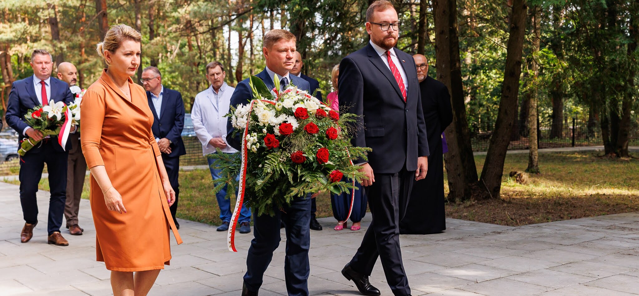 Marek Malinowski i Sebastian Łukaszewicz składają wieniec