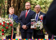 Sebastian Łukaszewicz, Marek Malinowski i inni oficjele stoją z darami