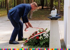 Marek Malinowski składa wieniec pod pomnikiem