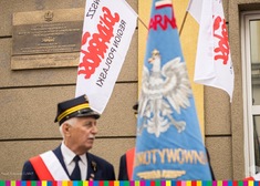 Flagi z napisem NSZZ „Solidarność”