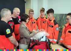 dyrektor pogotowia w Łomży instruuje młodych ratowników 