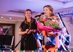 Halina Frąckowiak z dużym bukietem kwiatów w ręku dziękuje za koncert 