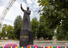 pomnik ks. Jerzego Popiełuszki z łukiem papieskim w tle