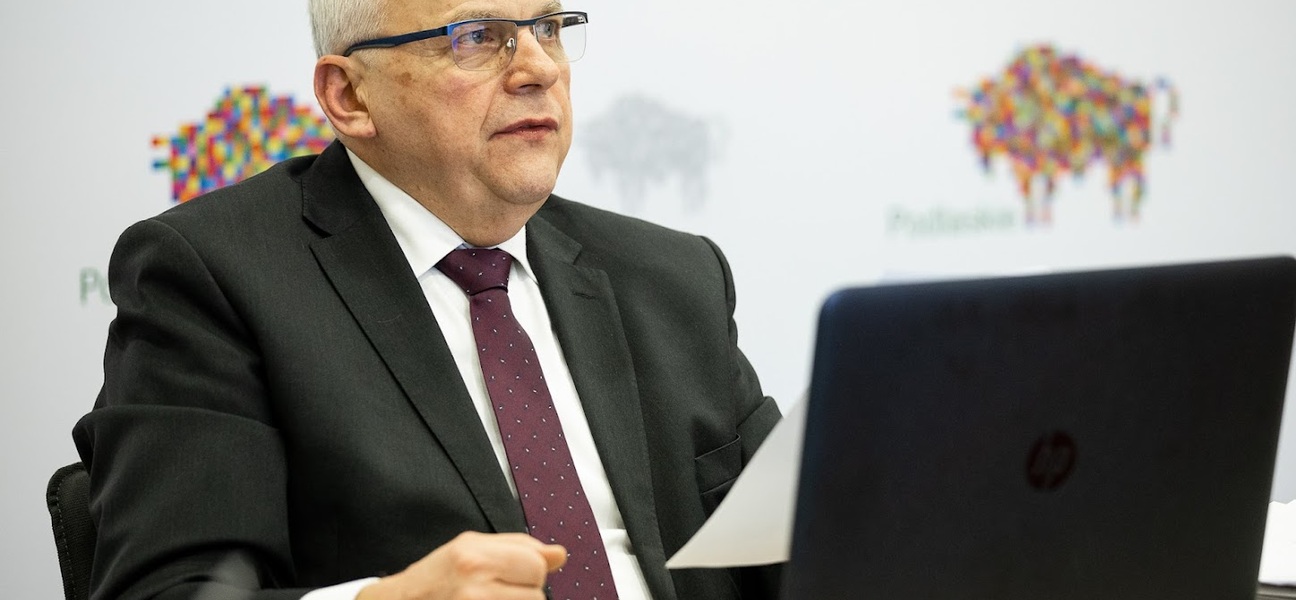 Bogusław Dębski, przewodniczący Sejmiku Województwa Podlaskiego siedzi przy laptopie