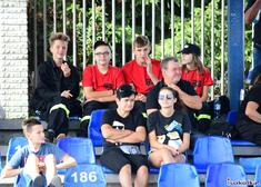 młodzi strażacy z OSP siedzą na widowni