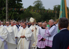 Biskup ks. Piotr Sawczuk pośród księży