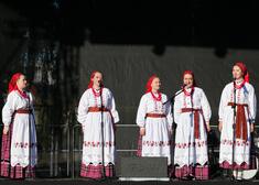 Śpiewają trzy kobiety z zespołu ludowego