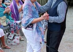 Para starszych osób tańczy