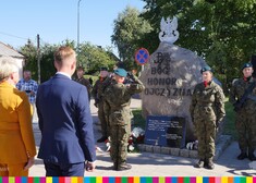 pod nowym pomnikiem żołnierze oddają hołd bohaterom