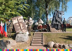 Pomnik w łomży z obstawą wojskową