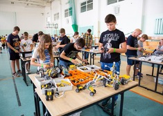 Dzieci konstruują pojazdy budowlane