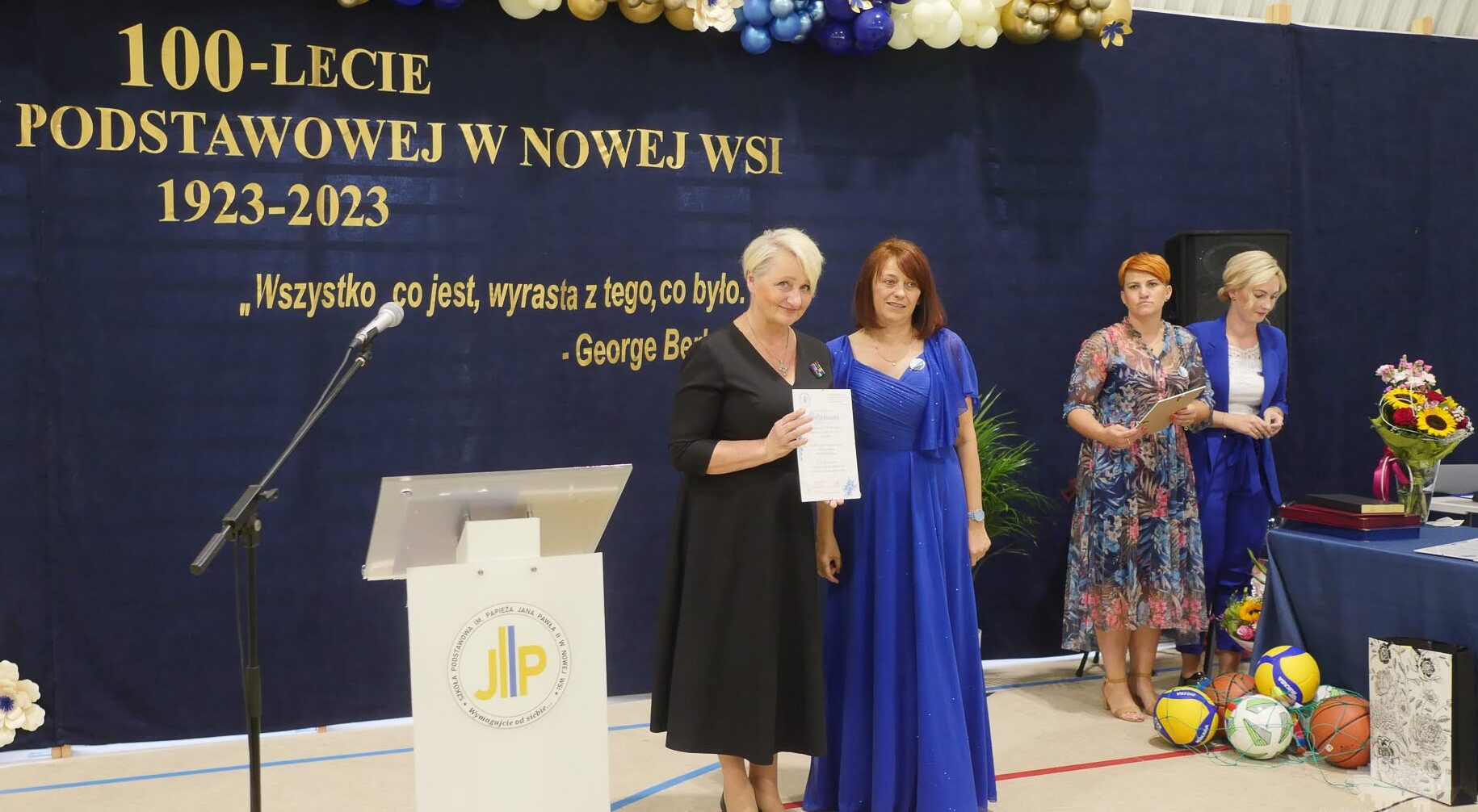 Wiesława Burnos wraz z dyrektorką szkoły pozuja do zdjęcia