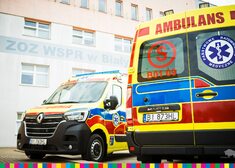 Ambulanse stoją obok siebie