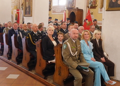Oficjele, mundurowi i goście podczas uroczystości w kościele