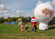 Kilka osób przy dużych balonach 