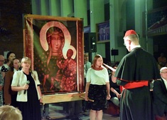 Kilka osób trzyma święty obraz