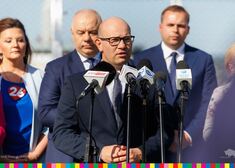 Marszałek Artur Kosicki przemawia na tle ministra Jacka Sasina oraz pozostałych polityków
