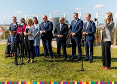Urszula Jabłońska, wicedyrektor WUP w Białymstoku zabiera głos przez mikrofon. Za jej plecami stoją politycy