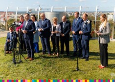 Grupa polityków wraz z Rzecznikiem Marszałka Województwa Podlaskiego stoją na dachu Opery i Filharmonii Podlaskiej