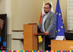 Wicemarszałek Sebastian Łukaszewicz przemawia na forum sejmiku