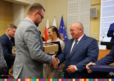 Wicemarszałek Sebastian Łukaszewicz gratuluje mężczyznie