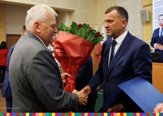 Przewodniczący sejmiku Bogusław Dębski wręcza bukiet kwiatów osobie