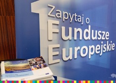 Banner z napisem fundusze europejskie, obok leżą ulotki