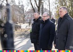 Radni miejscy: Henryk Dębowski od lewej oraz Paweł Myszkowski oraz marszałek Artur Kosicki stoją