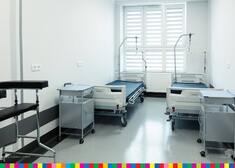 Sala szpitalna z łóżkami