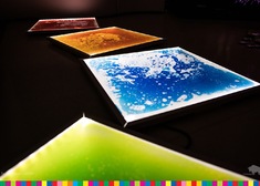 podświetlane kolorowe panele do zabawy sensorycznej