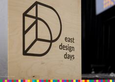 napis East Design Days na drewnianym kubiku