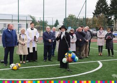 Wiesława Burnos przemawia przez mikrofon na piłkarskim boisku