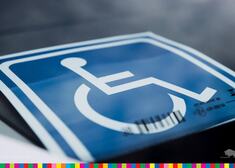 Nalepka oznaczająca auto dla osób z niepełnosprawnościami