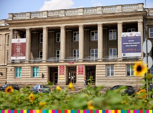 Kremowy budynek Uniwersytetu