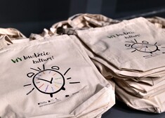 Płócienne torby z rysunkiem budzika i napisem: Wybudźcie kulturę.