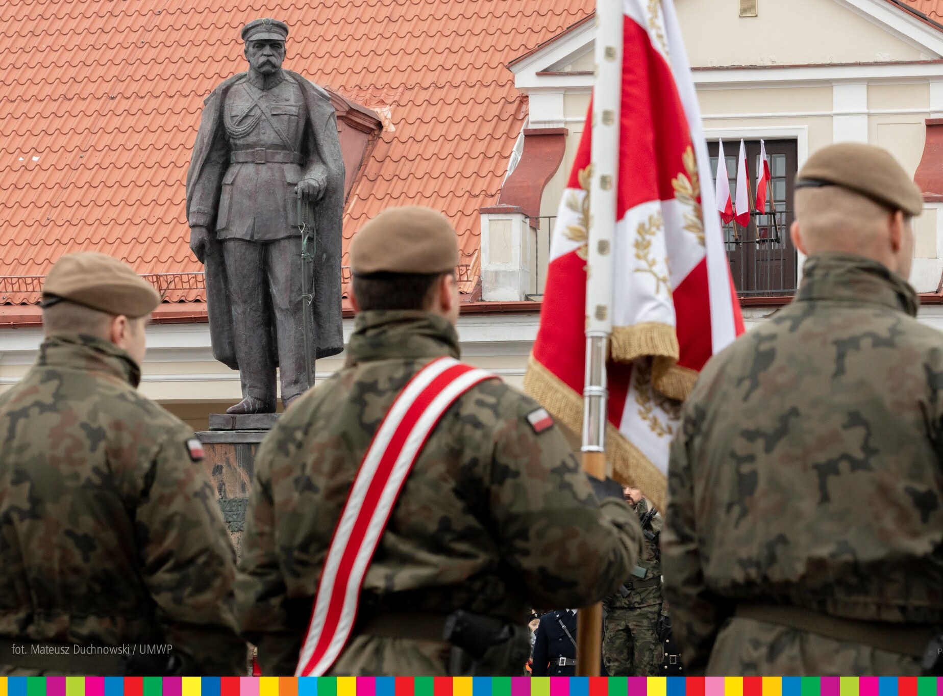 Pomnik Marszałka Józefa Piłsudzkiego, tyłem stojący poczet sztandarowy w mundurach