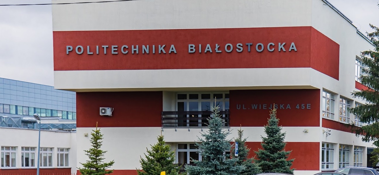 Czerwono-biały budynek Politechniki Białostockiej