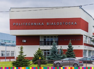 Czerwono-biały budynek Politechniki Białostockiej