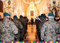 Grupa żołnierzy w kościele