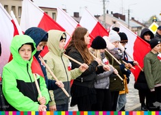 Grupa dzieci z flagami