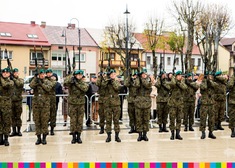 Grupa żołnierzy podczas uroczystości